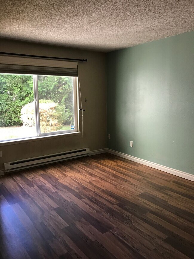 Building Photo - 3 Bed, 1.75 bath Condo w/2 parking spots i...