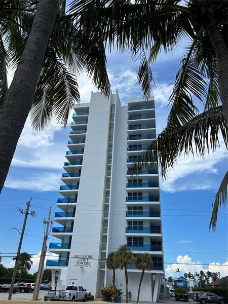 Building Photo - 2639 N Riverside Dr