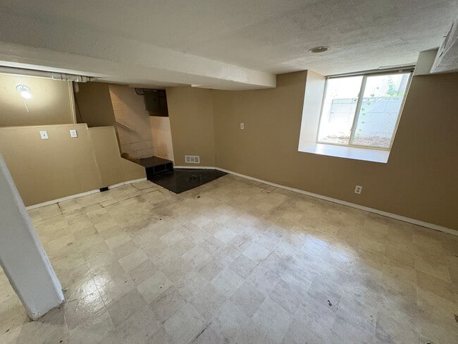Building Photo - Home w/ Huge 2-stall Garage