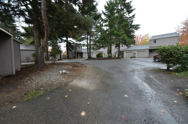 Building Photo - Charming 2-bedroom Townhome Near Downtown Beaverton!