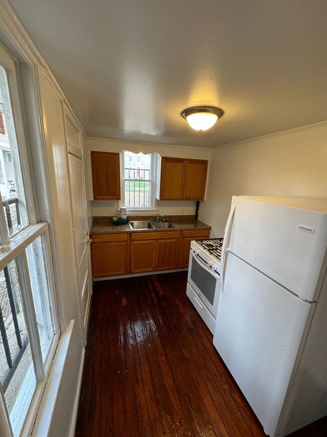 Building Photo - Coming soon! Cozy 2 bedroom house with par...
