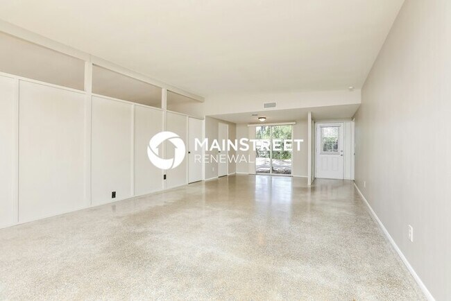 Building Photo - 4 Bedroom Pet-Friendly Home in Edgewood, FL with Main Street Renewal