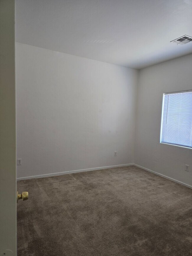 Building Photo - Large 4 bedroom home with Den - Corner lot...