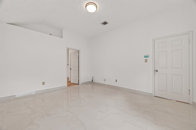 Building Photo - 3306 S Greenpark Dr