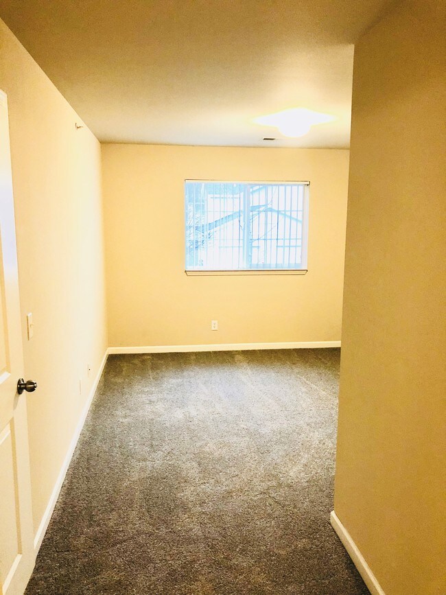 Building Photo - Eaglebrook Apartments