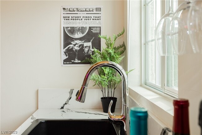 Building Photo - 2205 Santa Paula Dr