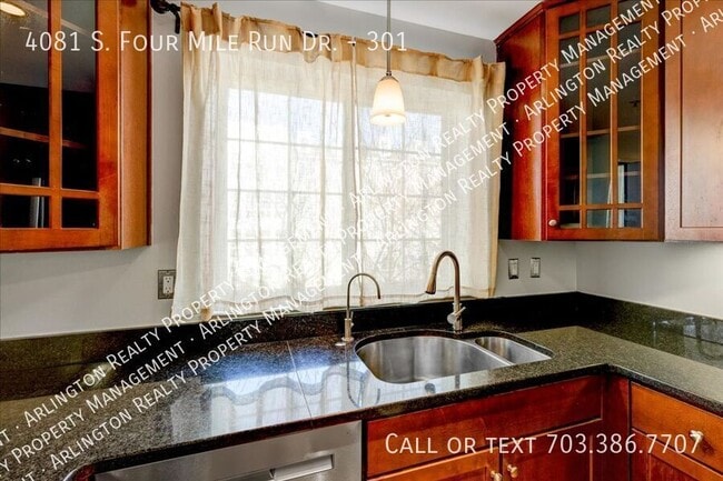 Building Photo - 4081 S Four Mile Run Dr