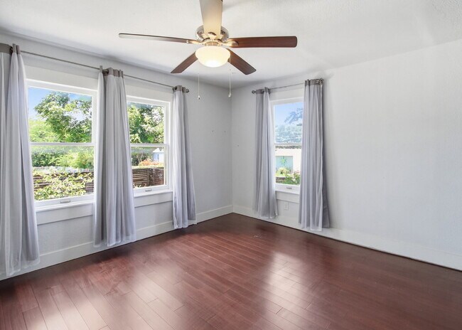 Building Photo - Updated 3 Bedroom Home with Modern Finishes Near Everything Downtown!