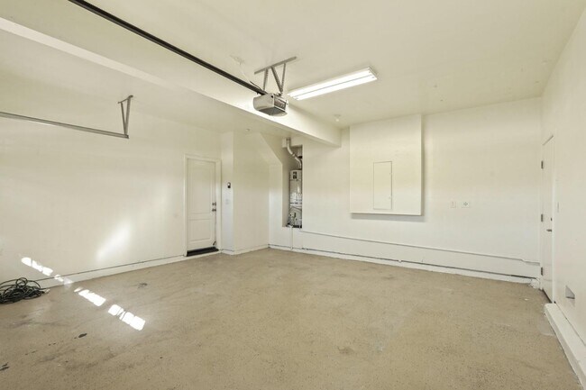 Building Photo - 356 S Paraiso Way