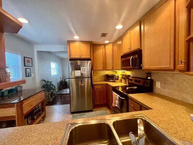 Building Photo - 2 Bed/1Bath/1 Car Garage Home