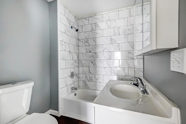 Building Photo - Cozy 3 bedroom w/backyard