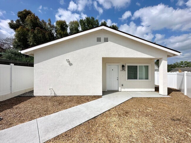 Building Photo - 2418 Thorn Pl