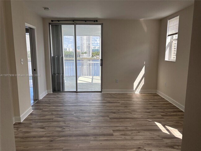 Building Photo - 2999 Point E Dr