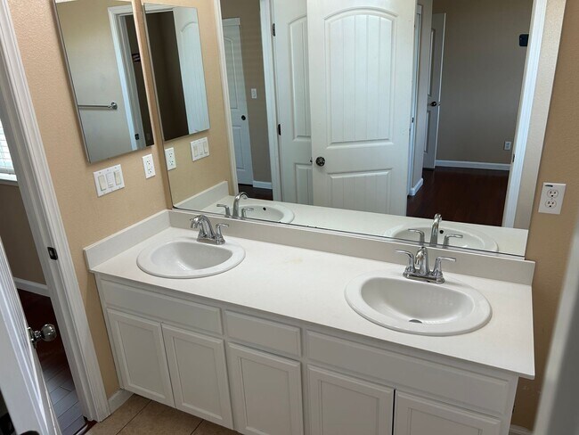 Building Photo - Beautiful 4 Bedroom 3 Bathroom in Quiet Neighborhood with SOLAR