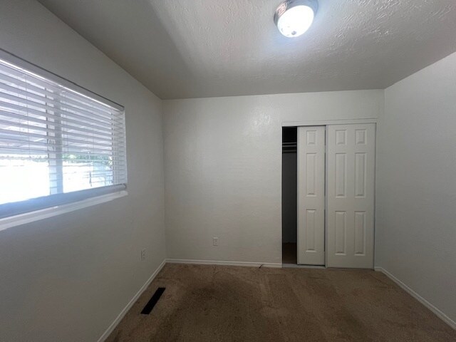 Building Photo - 4 Bed 1.5 Bath in Prime Bench Location!