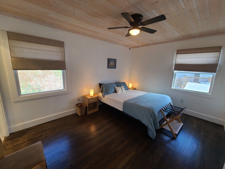 Bedroom 1 (Queen) - 34 Hillside St