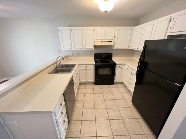 Building Photo - Adorable 2 Bed Townhome Convenient to Duke...