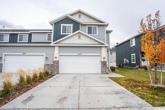 Primary Photo - 5 bed 3.5 Bath Townhome.