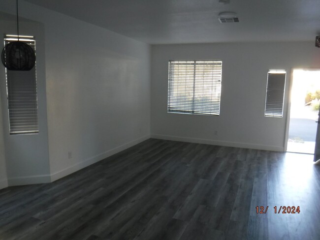 Building Photo - SINGLE STORY HOME, 2 BED, 2 BATH, CLOSE TO...