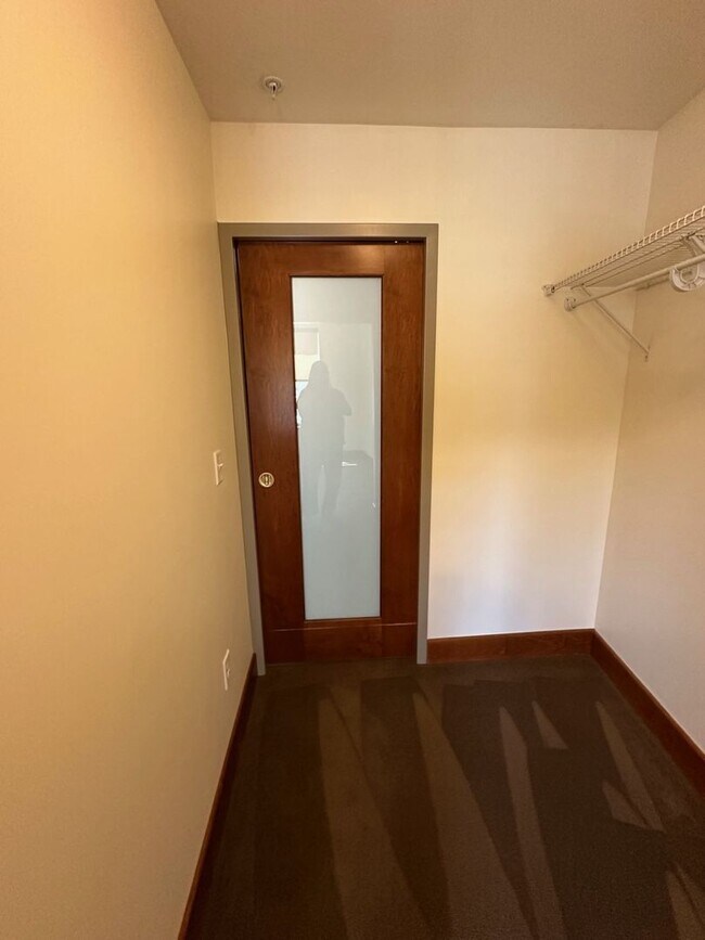 Building Photo - Blue Earth Place-One Bedroom available