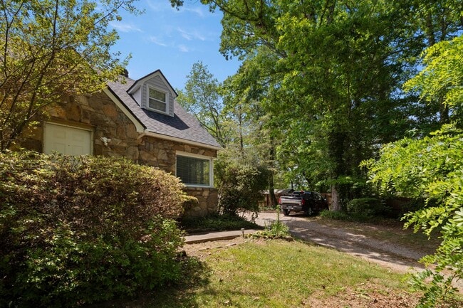Building Photo - Lovely Two-Story West Asheville Apartment