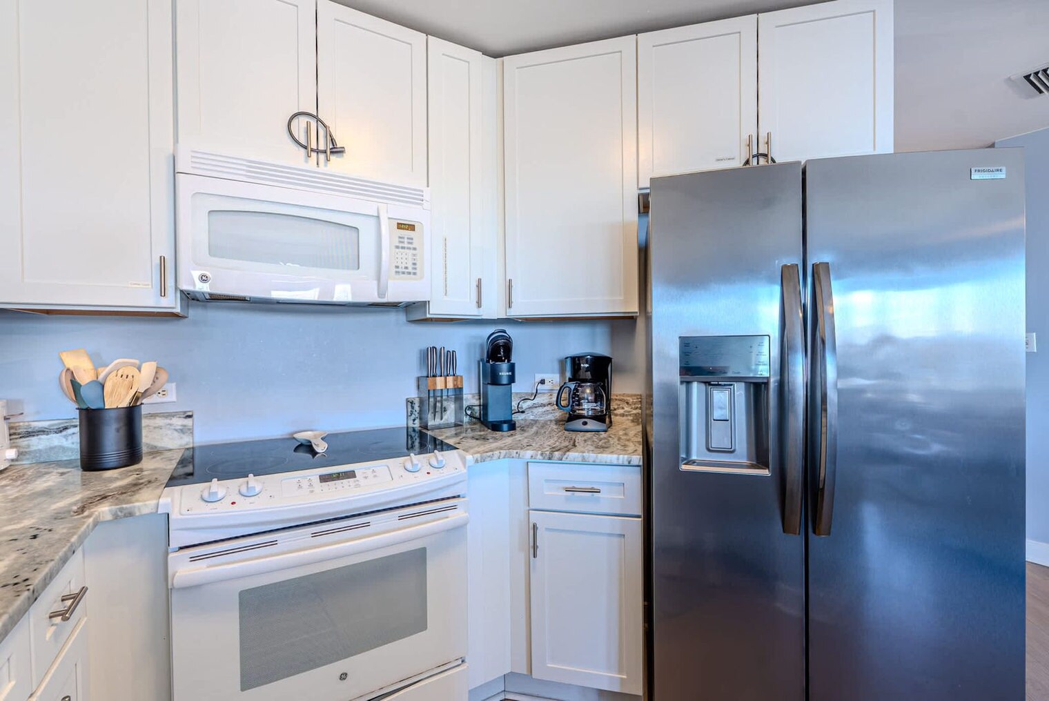 Building Photo - 10 N Forest Beach Dr