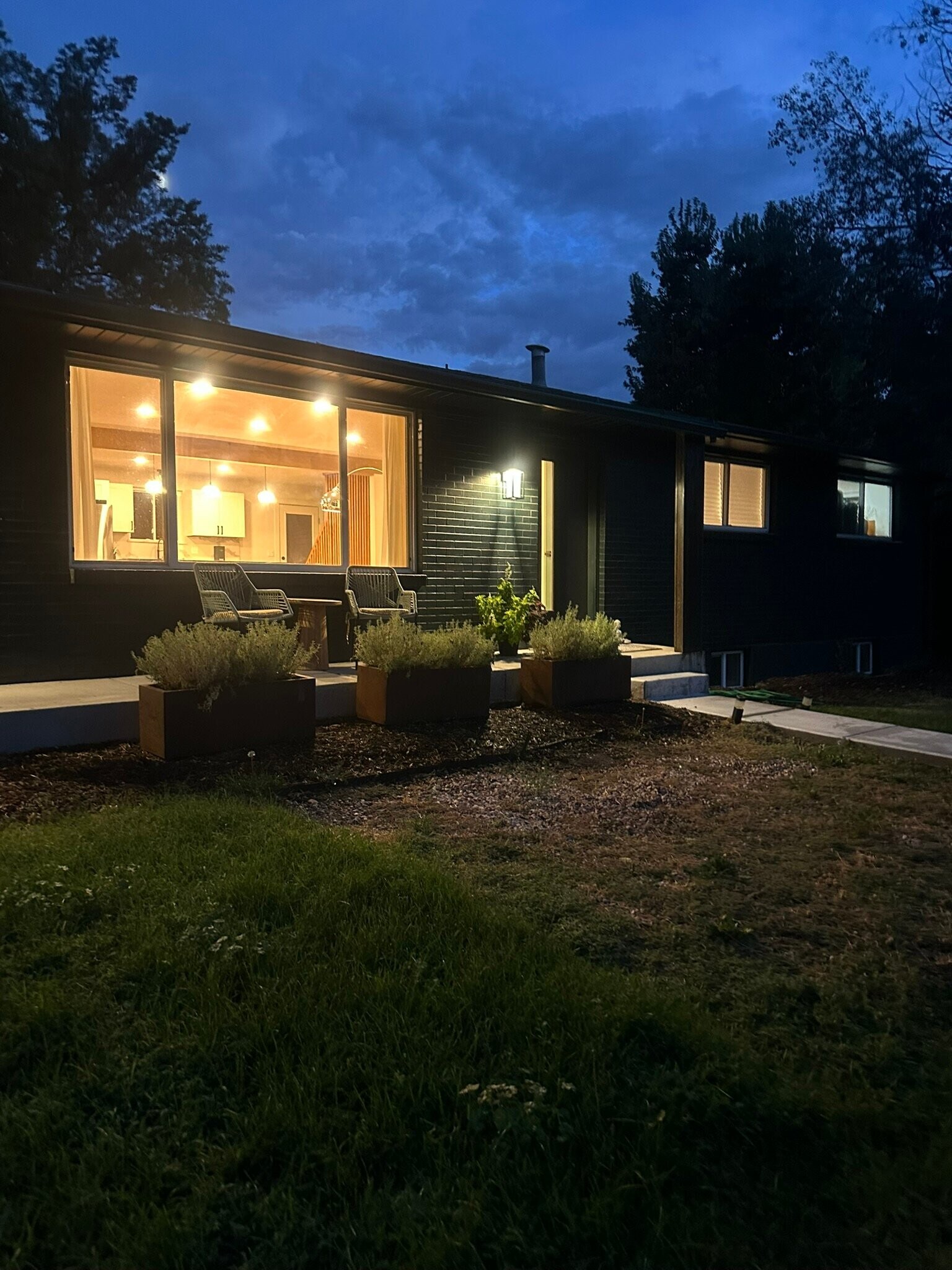 Building Photo - 1548 E Kings Row Dr