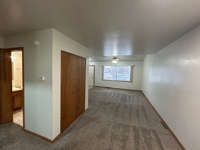 Building Photo - 2 bedroom 1.5 bath TOWNHOUSE with double private balconies and private view of the woods!