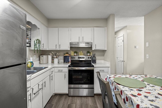 Building Photo - Cozy, fenced 2BR, 1.5BA in NE