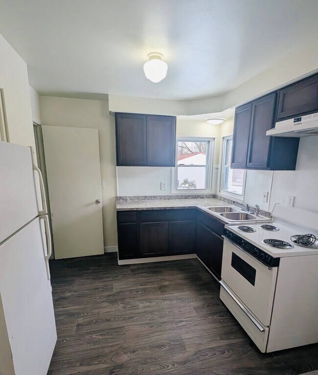 Building Photo - 1196 E Coldwater Rd