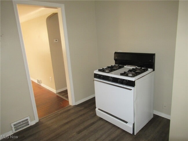 Building Photo - 410 E 222nd St