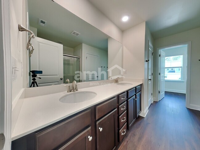 Building Photo - 611 Rivermist Dr