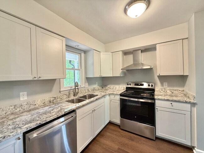 Building Photo - Recently Remodeled 3BD, 2.5BA Raleigh Town...