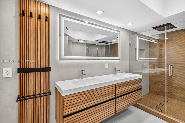 Building Photo - 16445 Collins Ave