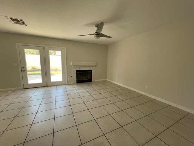 Building Photo - 2 story 4 bedroom 2.5 Bathroom Home. This ...