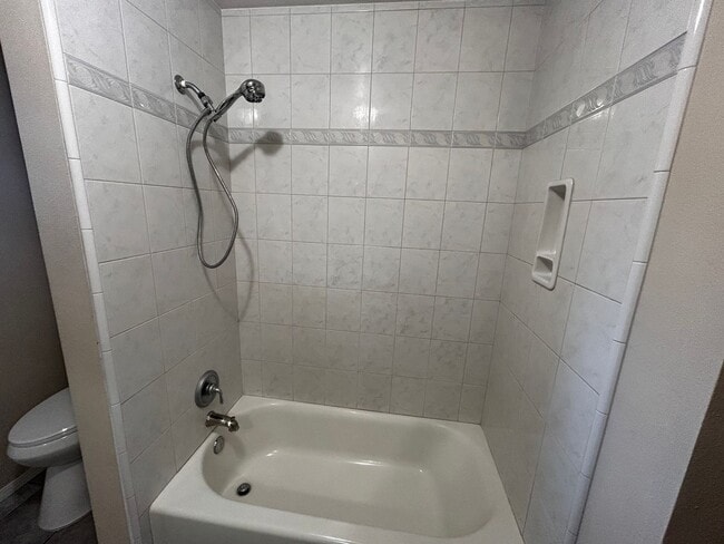 Building Photo - 3 Bedroom house two blocks from the shell ...