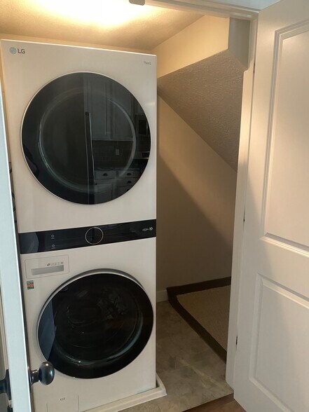 LAUNDRY - 1159 W Jackson Ave