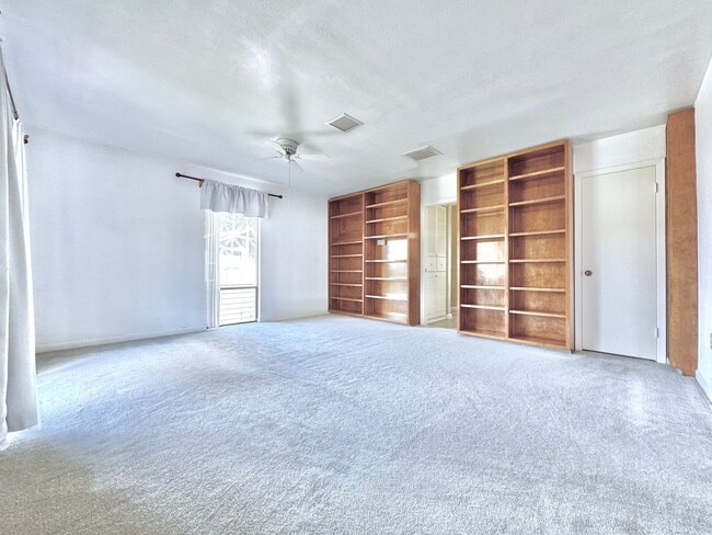 Building Photo - Spacious Baton Rouge Beauty on a Tree-Shad...