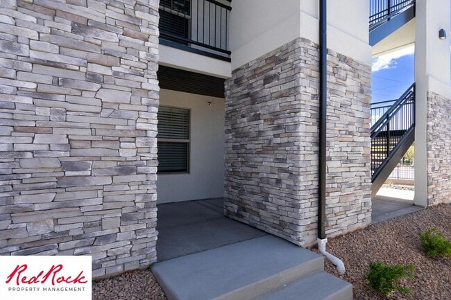 Building Photo - Charming 2 Bedroom End Unit Condo - Pet Friendly!