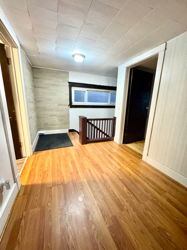 Primary Photo - 922 W Broadway St