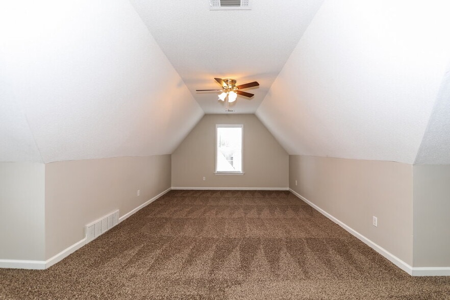 Building Photo - 10222 Green Moss Dr N