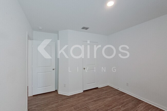 Building Photo - 914 Shady Brk