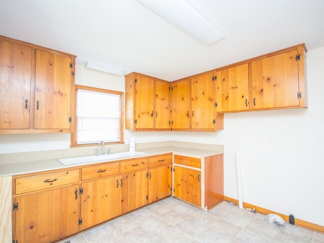Building Photo - 707 Hine St N