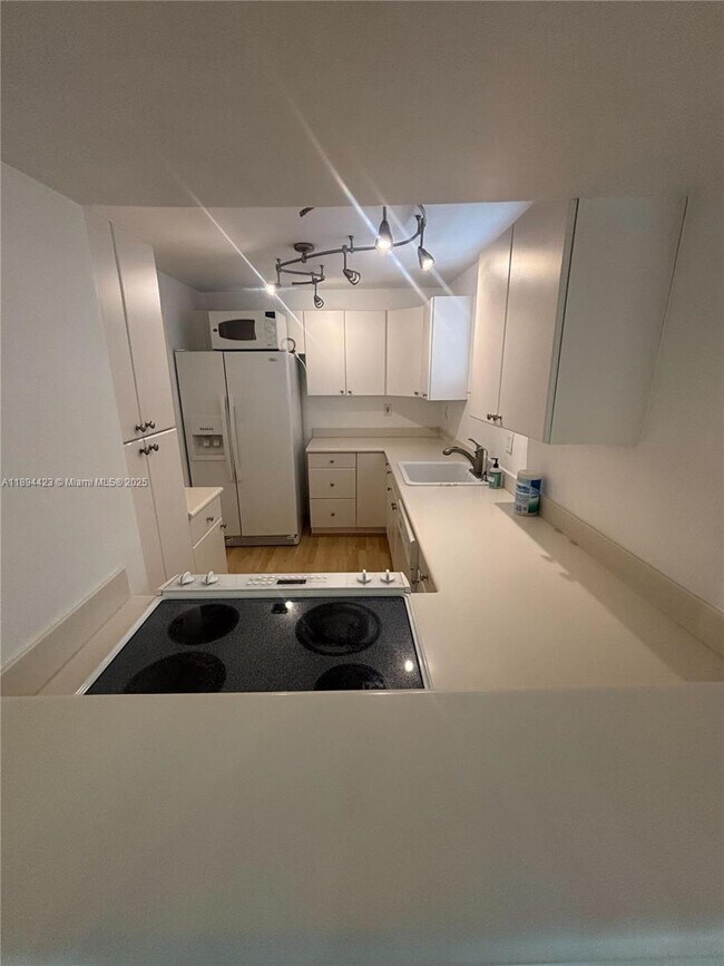 Building Photo - 1150 Collins Ave