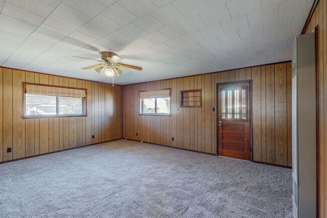 Building Photo - Charming 3-Bedroom Gem with Mid-Century Fl...