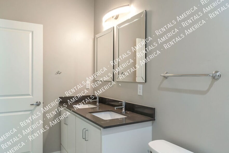 Building Photo - 922 S Fremont Ave