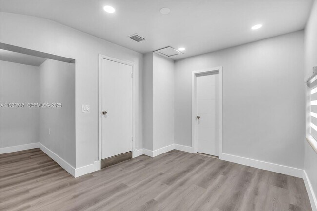 Building Photo - 648 South Dr