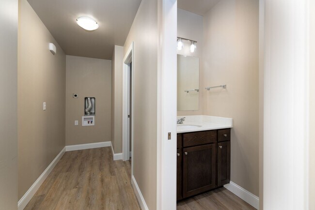 Building Photo - Newer 2 bedroom condo for rent!