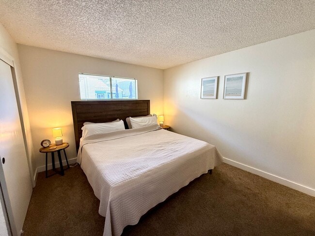 Building Photo - Charming 3BR Home w/ River Views, Open Floor Plan & Island Kitchen- Available Now!