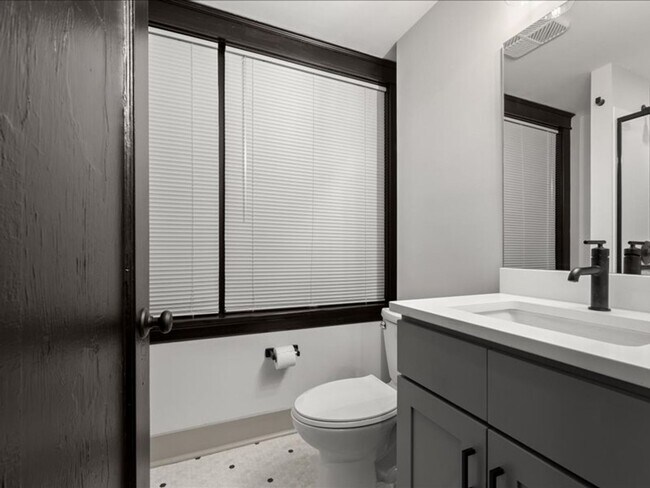 Building Photo - 4909 Lindenwood Ave